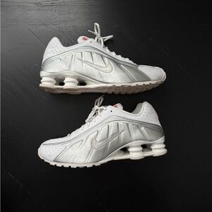 Nike Shox R4 Silver and White Athletic Shoes